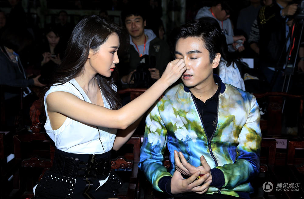 林鹏荧屏首秀搭档陈晓同窗损友亲密互动