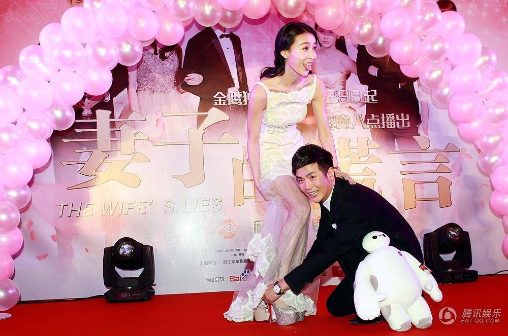 张晓龙贾青现场办"婚礼" 贴心为女方穿水晶鞋