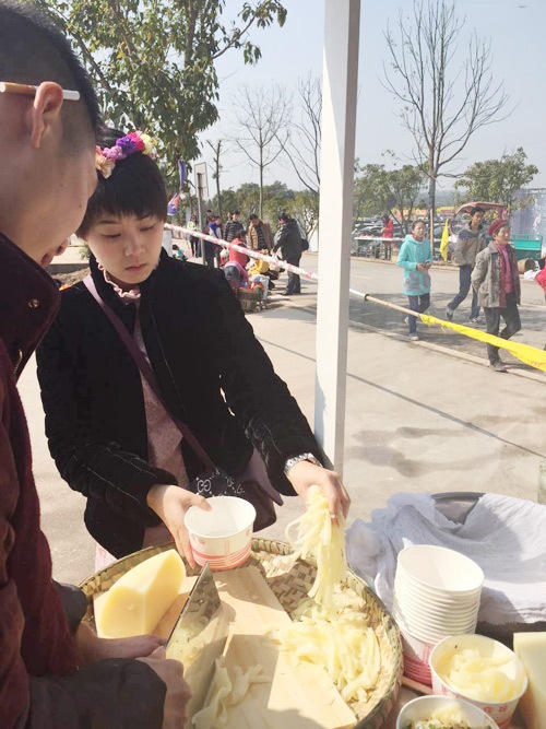 小编最喜欢的潼南原味,发了葱花和鱼鲜儿,就着爽口的榨菜粒,舒服!