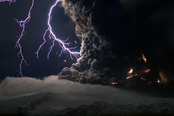 墨西哥火山喷发自带闪电