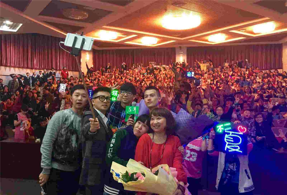 《左耳》男主欧豪受追捧 粉丝狂热追随加油打气