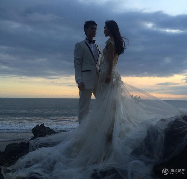"安小主"陶昕然晒海边婚纱照 夫妻深情对望