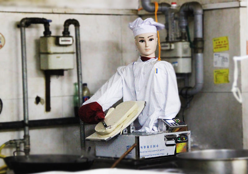 湖北大学食堂来了个削面机器人 手法又快又均匀