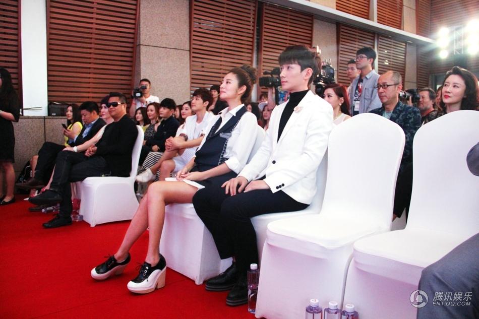 《御姐归来》新闻发布会 朱一龙献花表白安以轩