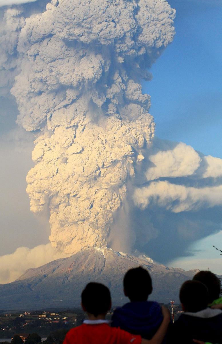    3/11 智利卡爾布科火山爆發,血色漫天如末日降臨.