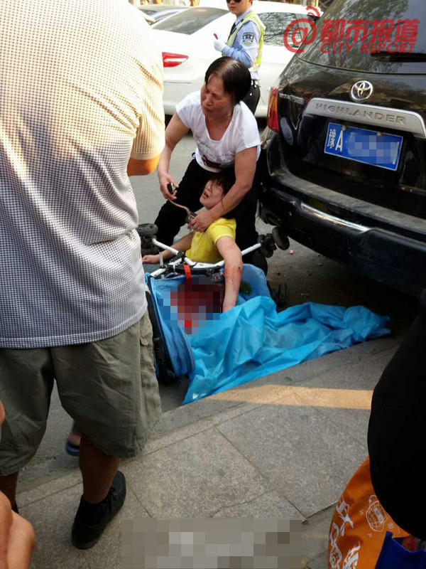 郑州宝马司机撞死6个月大婴儿 肇事车内发现警官证 系郑州市交警支队