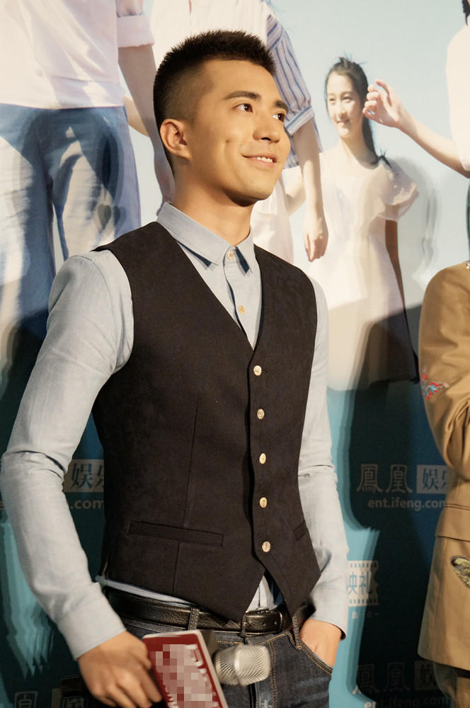 黑人段博文亮相观影礼 腼腆跪求《左耳》票房