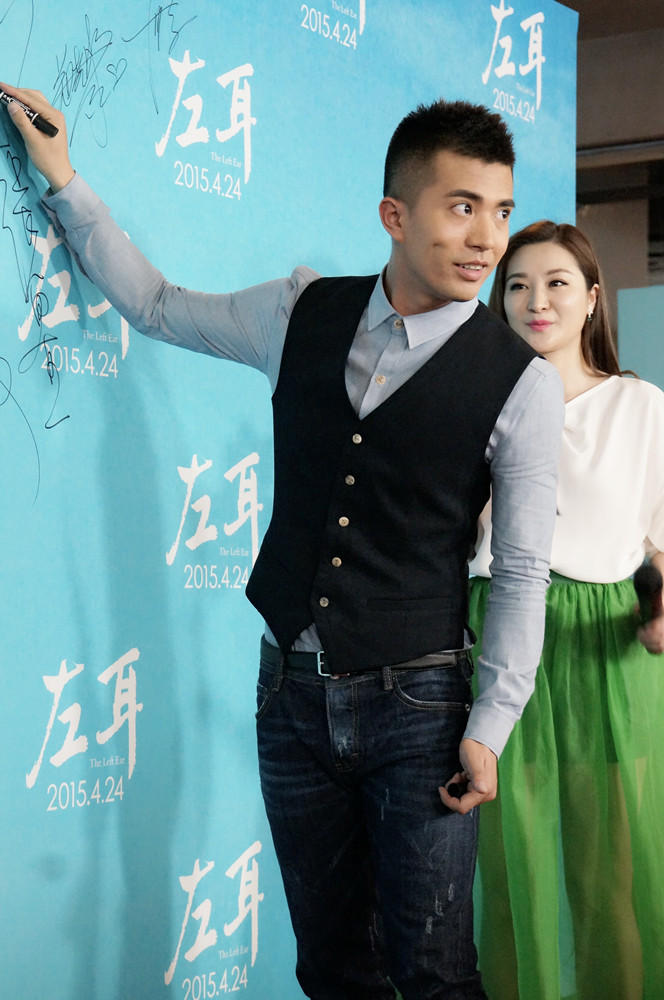 黑人段博文亮相观影礼 腼腆跪求《左耳》票房