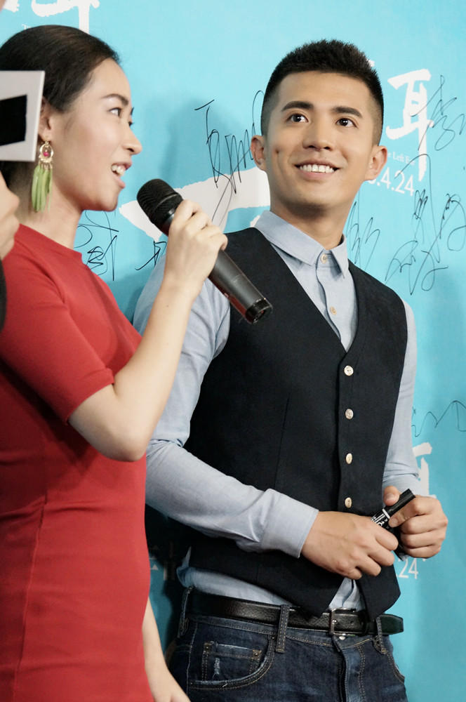 黑人段博文亮相观影礼 腼腆跪求《左耳》票房