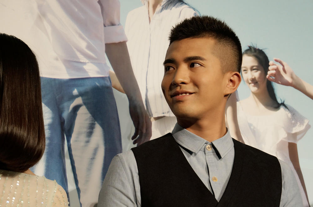 黑人段博文亮相观影礼 腼腆跪求《左耳》票房