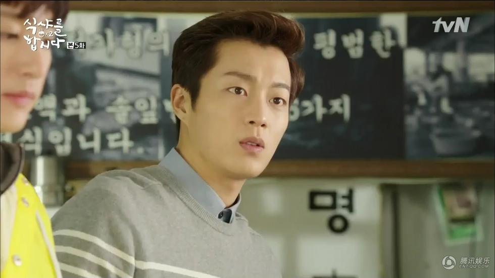 而在第二部中,尹斗俊随着环境变化变成了主打各式衬衫,或套上针织衫或