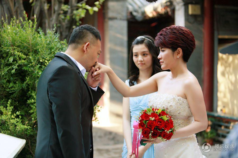 《伙伴夫妻》曝剧照 颜丙燕新娘装妩媚动人 6张