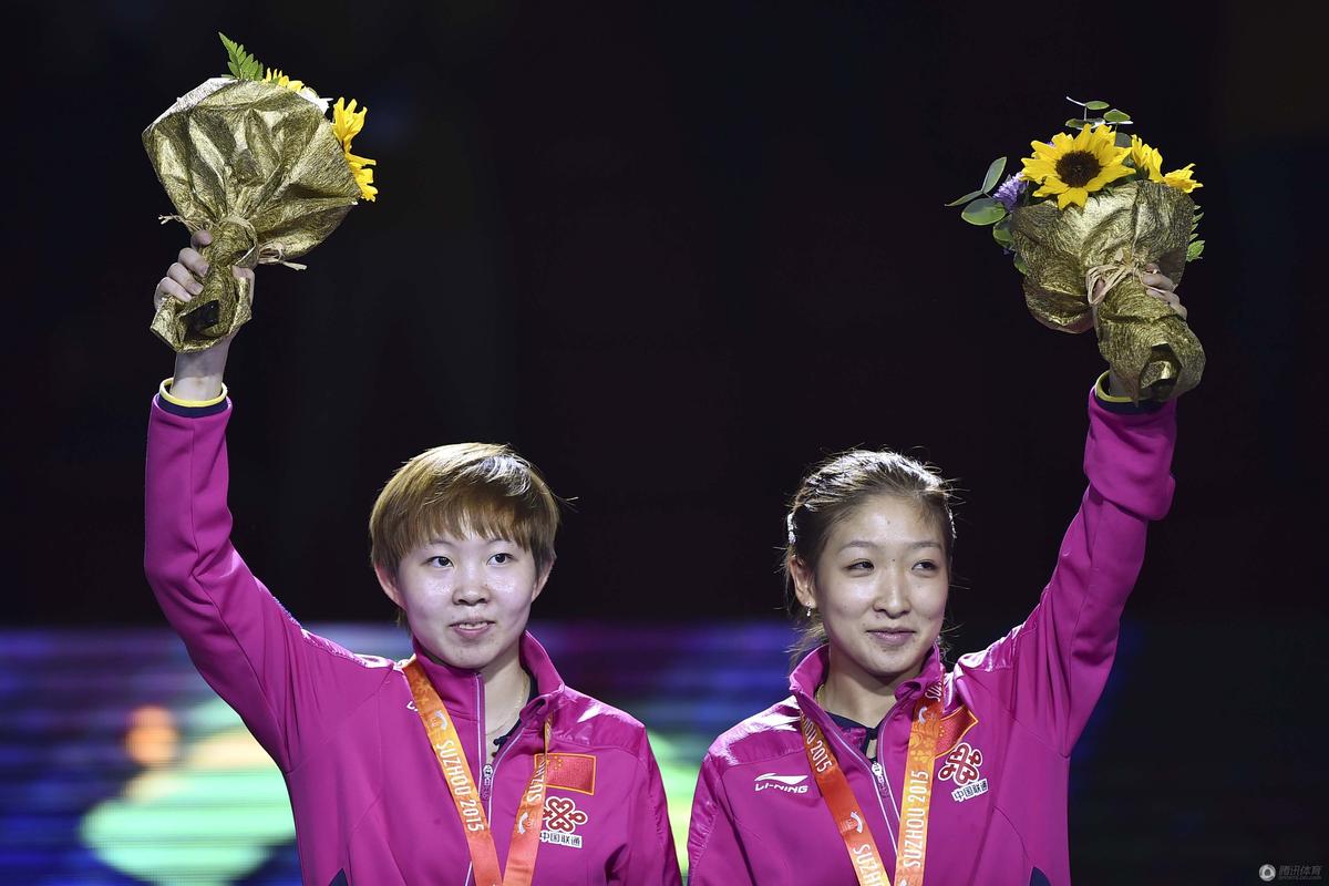 高清:世乒赛女双颁奖 刘诗雯朱雨玲笑靥如花