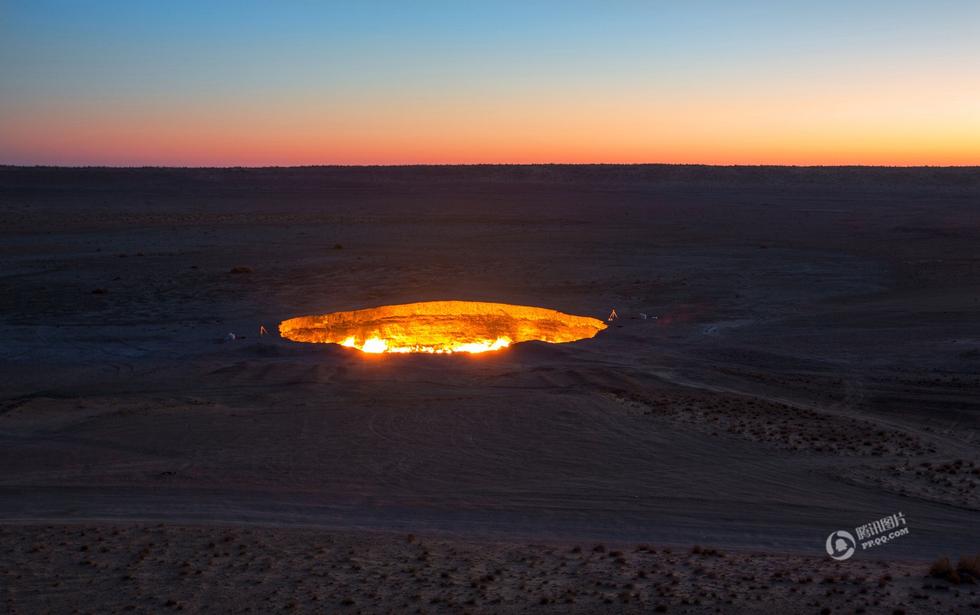 男子探险"地狱之门" 跳下一千度高温火坑
