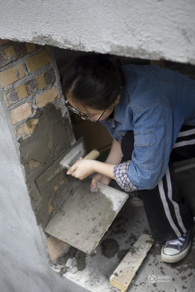 每次工作的时候她女汉子的本色就显露了出来,这样也很容易和当地干活