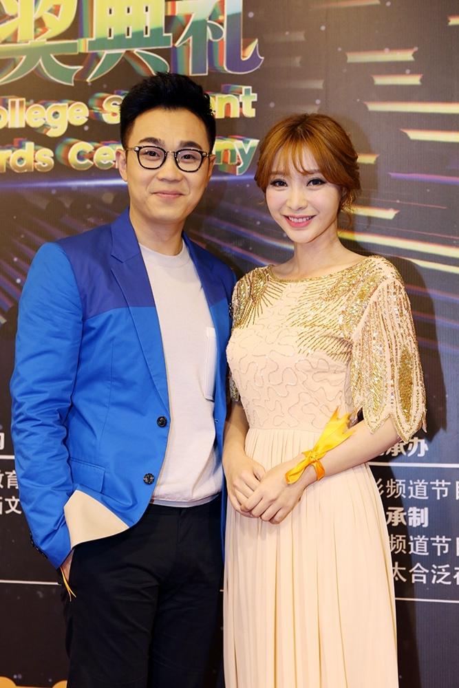 大鹏牵手柳岩亮相电影节 裸色长裙大秀傲人身段