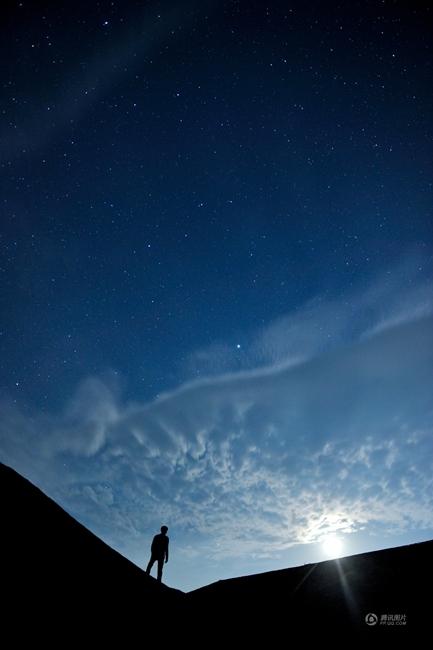 2015年4月25日凌晨,宜宾兴文县,皓月当空,繁星点点.