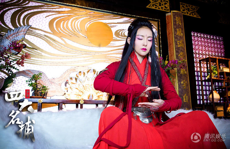 剧中贾青饰演的女神捕姬瑶花,因爱生恨,复仇黑化,一身惊艳妖娆的红衣