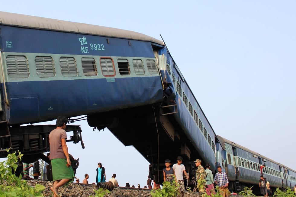 组图:印度阿萨姆邦一火车脱轨 至少10人受伤