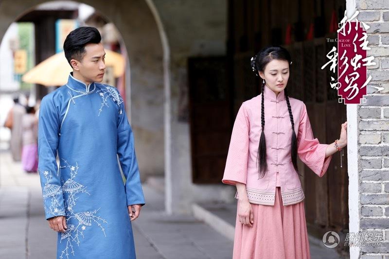 今日,剧方曝光吻戏花絮,刘恺威撇开杨幂,在戏里和郑爽上演亲密戏,却有