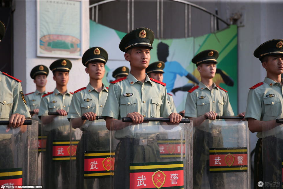 高清:威风凛凛!特警严阵以待 工体安保森严