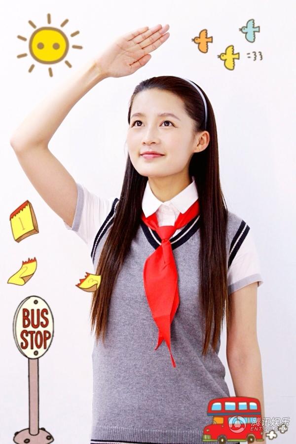 在这组图片中,李沁以校服搭配红领巾的学生装束入镜,嘟嘴卖萌并行少先