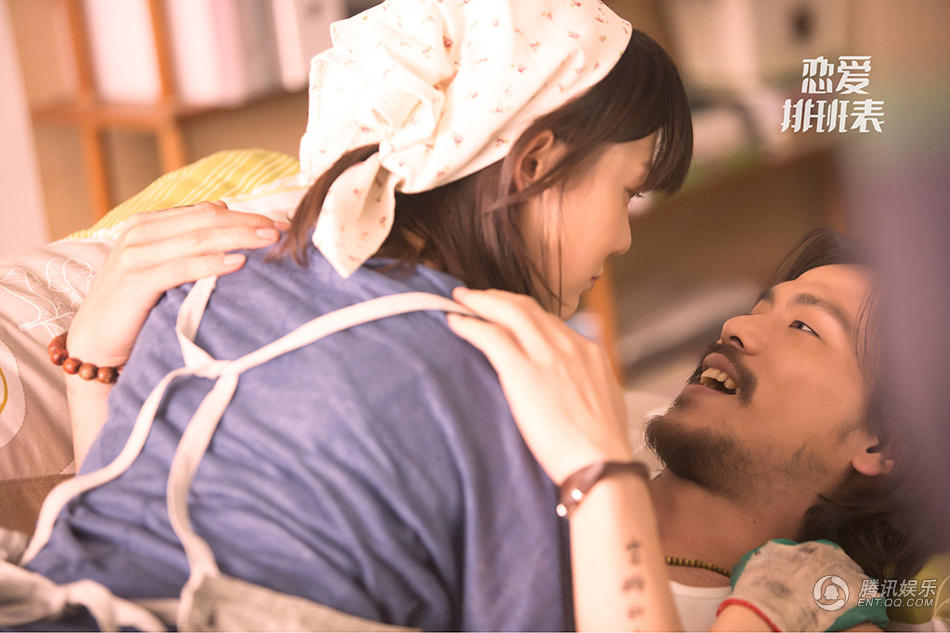 腾讯娱乐讯爱情喜剧电影《恋爱排班表》曝光了一组最新的"四角关系"