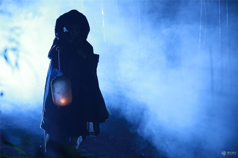 赵丽颖斗篷装陷黑夜险境花千骨上演勇萌秀