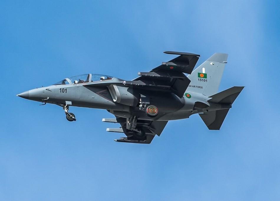 组图:俄售孟加拉的雅克130高教机交付