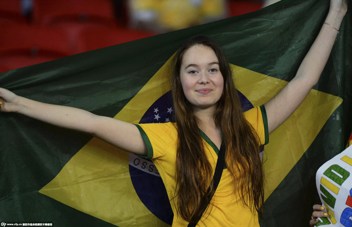 高清:美女球迷观战巴西热身赛 微笑太迷人