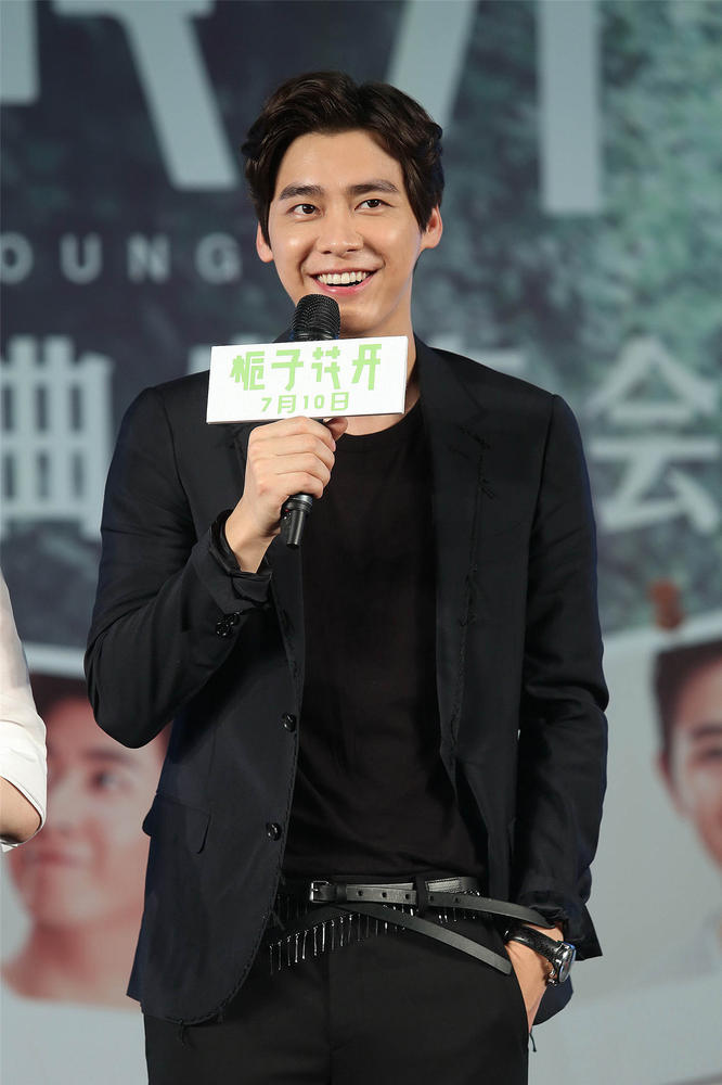 腾讯娱乐讯(文/付超图/薛建宇)6月17日,由何炅导演,李易峰,张慧雯领衔