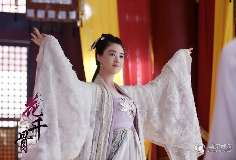 《花千骨》"上仙"蒋欣剧照 嘟嘴甜笑卖萌不止