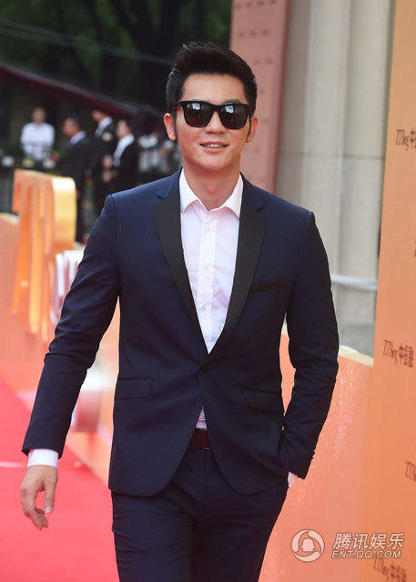 范冰冰跌倒李晨忙搀扶 眼神里爱意藏不住