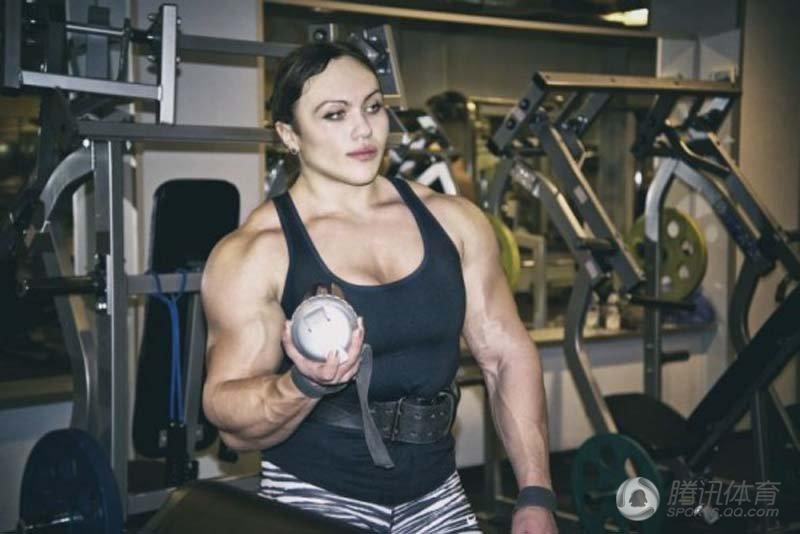高清:俄举重肌肉女爆红 金刚身材屡破纪录