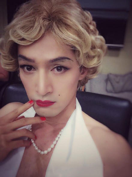 胡歌cos玛丽莲梦露掀裙 网友:该刮腿毛了