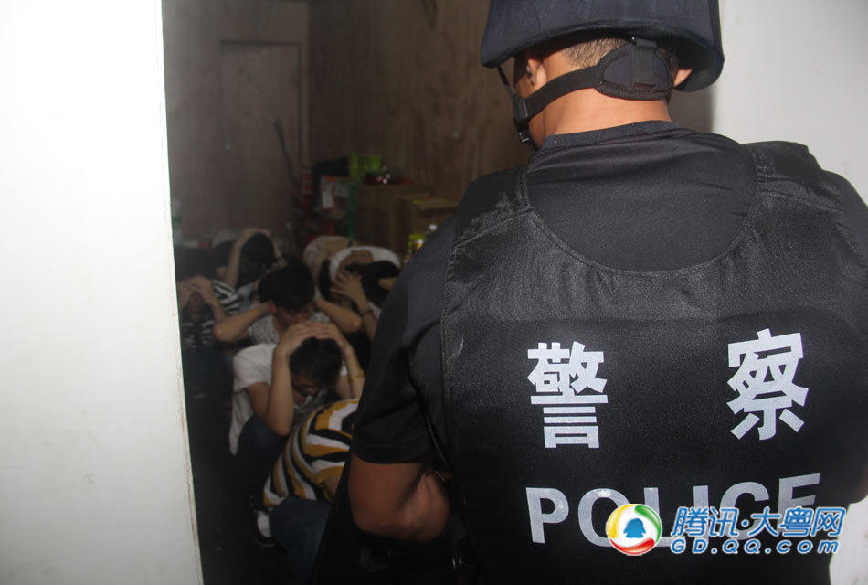 实拍广州警方八百警力抓捕黑帮壮观场面