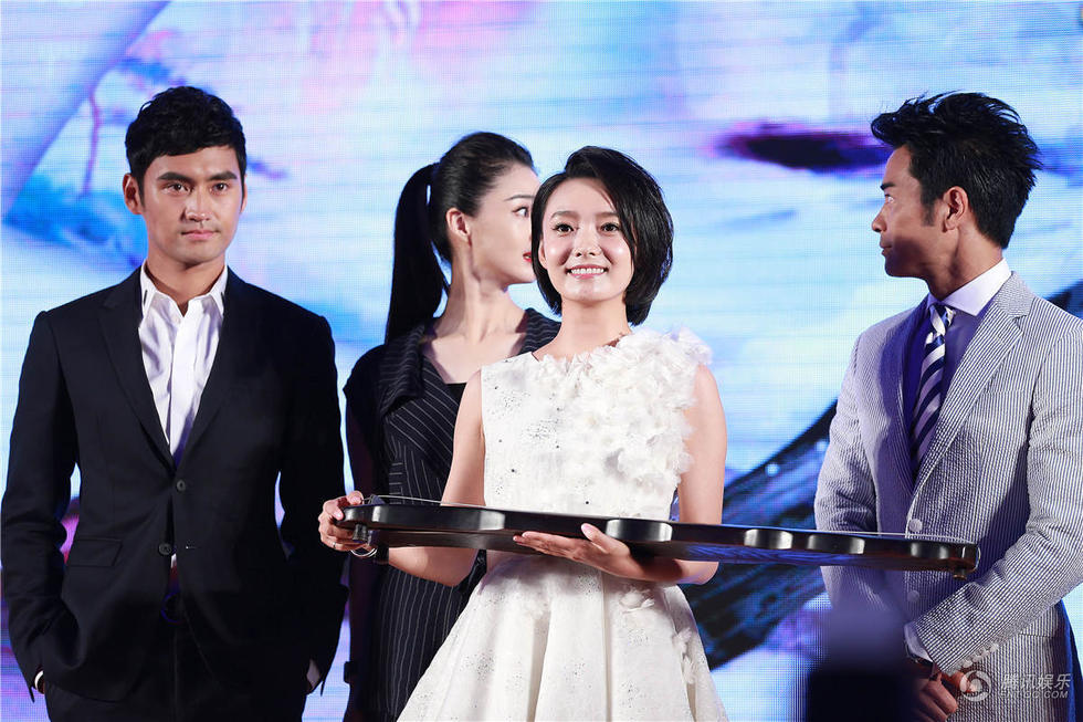 《华胥引》开播盛典 郑嘉颖遭林源热吻嘴唇出血