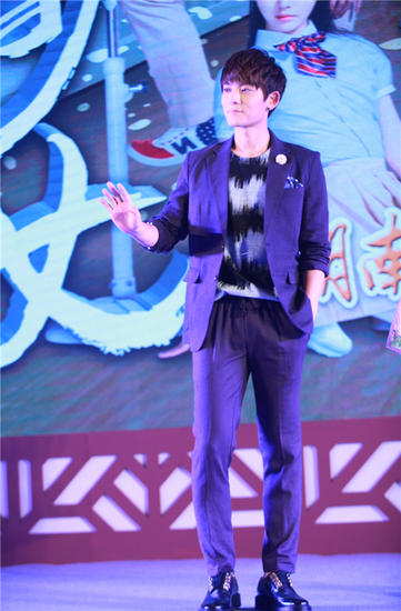 陈翔亮相旋风少女发布会现场表白杨洋