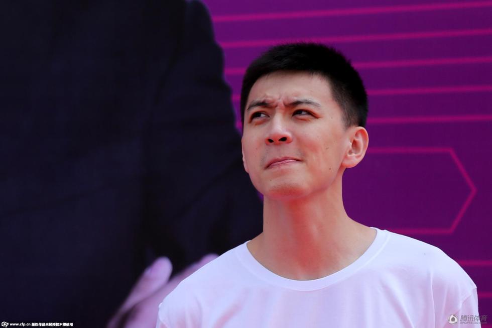 辽篮师徒合力捞金杨鸣表情搞怪或进军娱乐圈