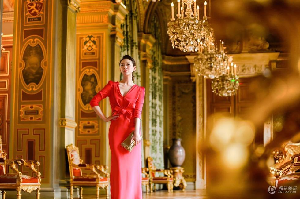 赵柯优雅亮相巴黎 深v紧身礼服尽显好身材 4张