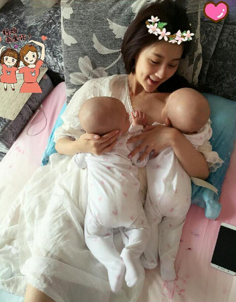 "京城四美"甘薇晒双胞胎女儿可爱近照