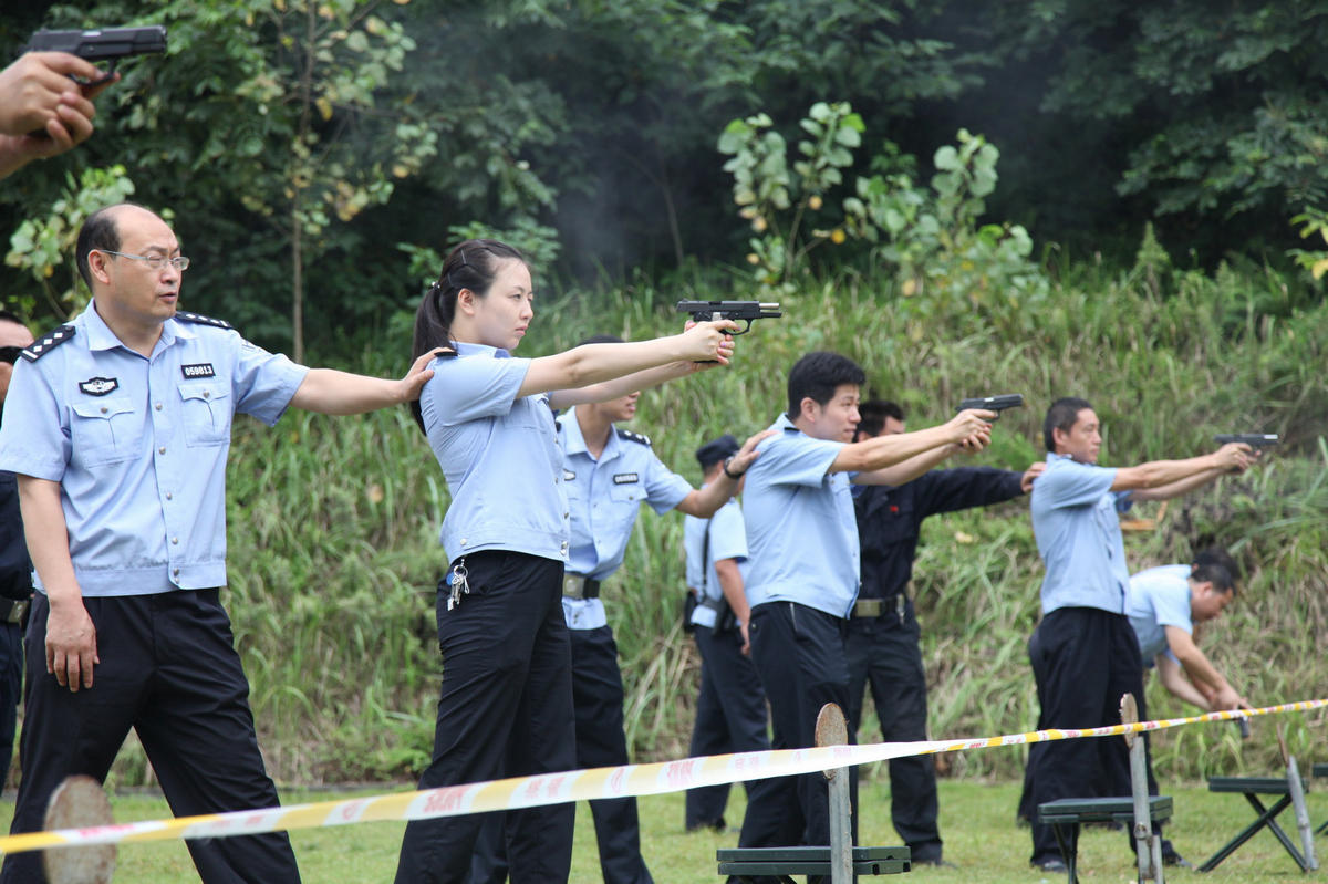 【湖北】女警实弹射击 害怕闭眼