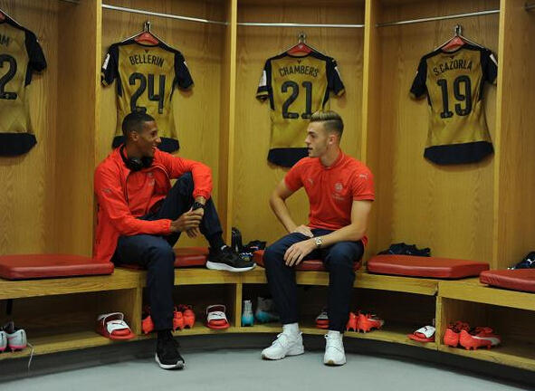 高清:酋长杯大战在即 阿森纳众将更衣室内小憩