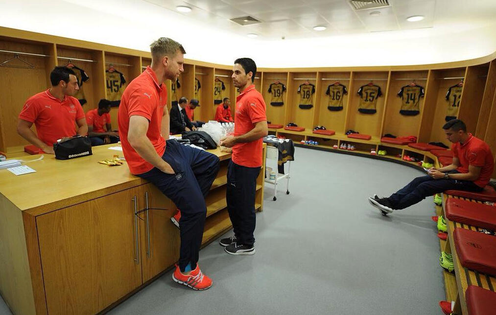 高清:酋长杯大战在即 阿森纳众将更衣室内小憩