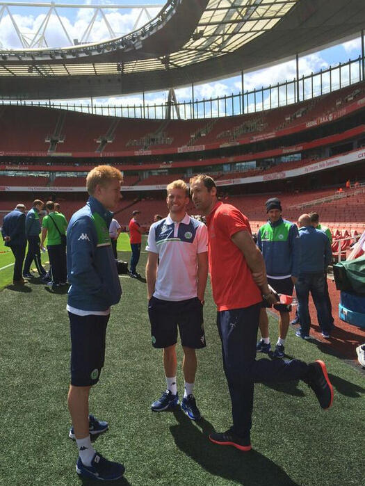 高清:酋长杯大战在即 阿森纳众将更衣室内小憩