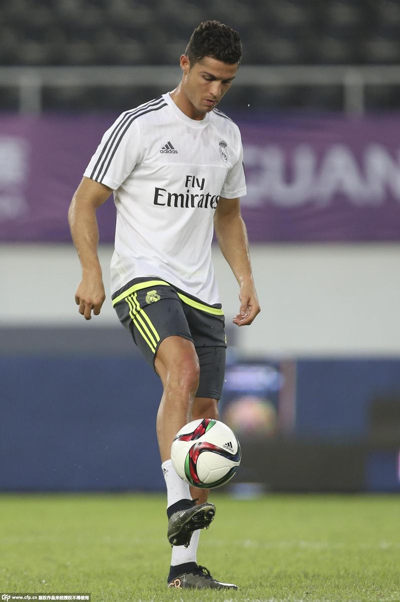 高清皇马踩场训练心情大好c罗秀花式颠球
