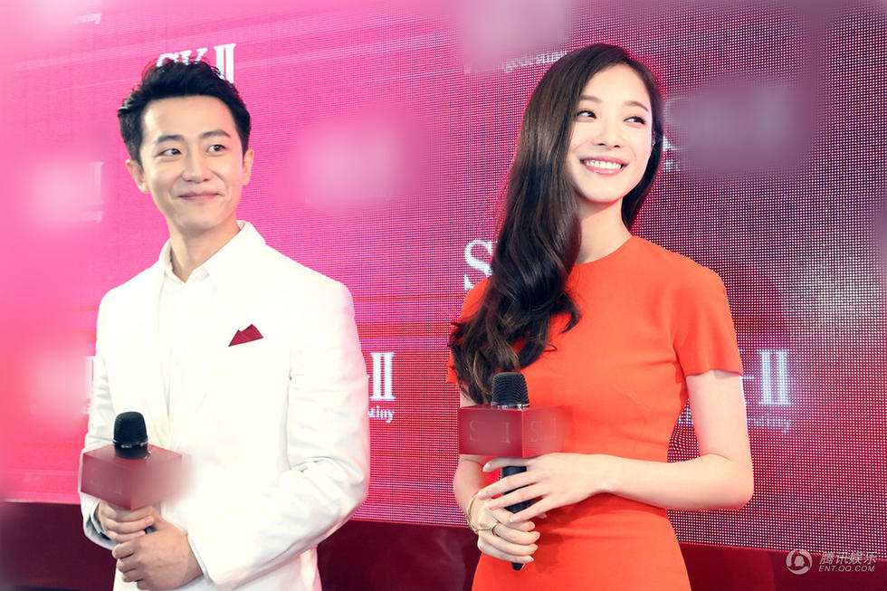 倪妮着一袭红裙优雅时尚 与好友黄轩同现身 9张