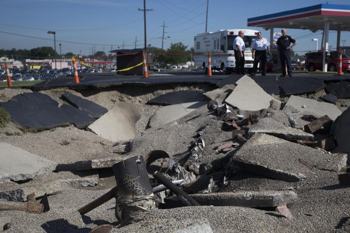 美加油站因雷电引发爆炸 地面炸裂成大坑