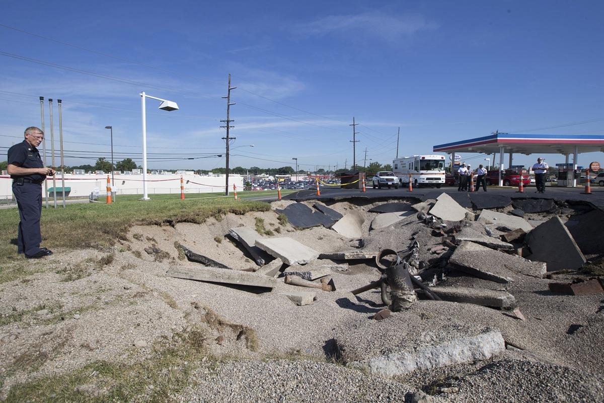 美加油站因雷电引发爆炸 地面炸裂成大坑