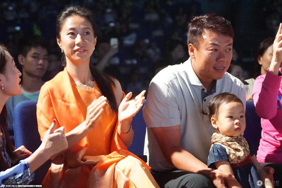 申雪赵宏博携爱女现身萌娃看演出津津有味